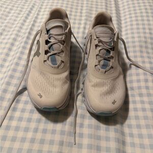 Light Gray Women's Athletic Running Shoes - Comfortable Neutral Performance